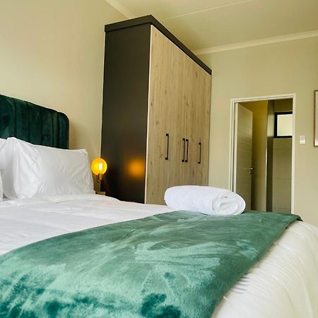 Mikeys Place On New: 2Bed2Bath No.1 With Free Wifinetflix Midrand Bagian luar foto