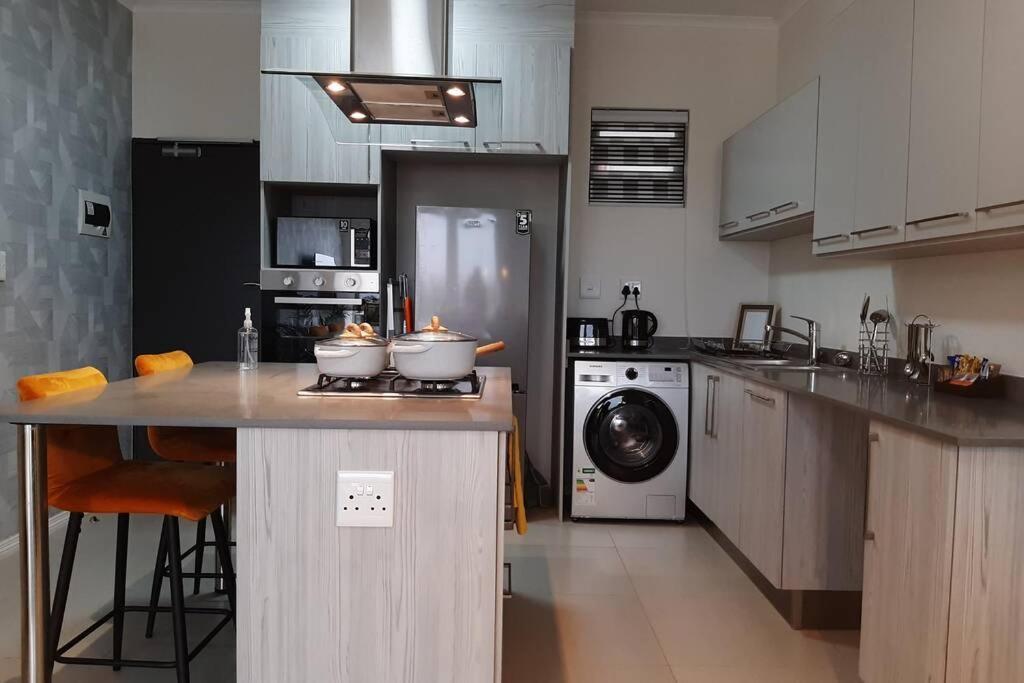 Mikeys Place On New: 2Bed2Bath No.1 With Free Wifinetflix Midrand Bagian luar foto
