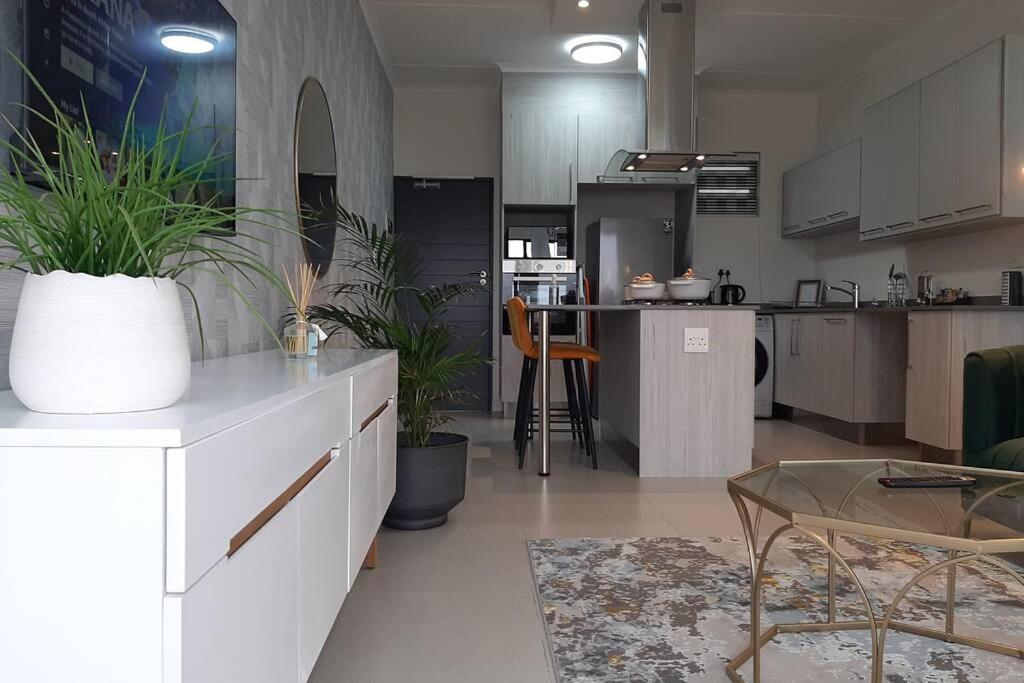 Mikeys Place On New: 2Bed2Bath No.1 With Free Wifinetflix Midrand Bagian luar foto